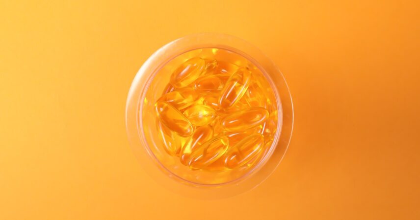 Cápsulas de omega 3 en un frasco